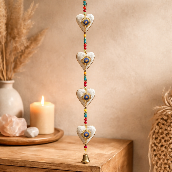 Slinger Met 5 Hartjes En Speels Belletje Decoratie