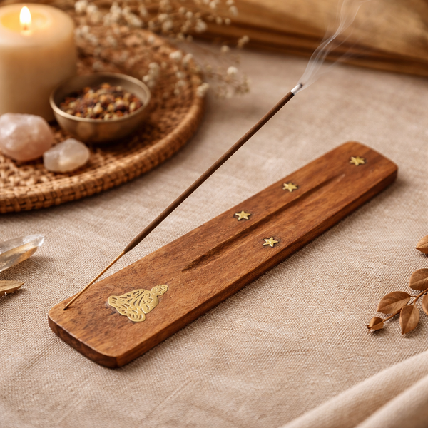 Wierookplankje Met Houten Basis En Metalen Boeddha Figuur