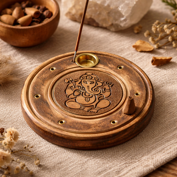 Wierook- En Kegelbrander Met Gegraveerde Ganesha Decoratie Van Papri Hout