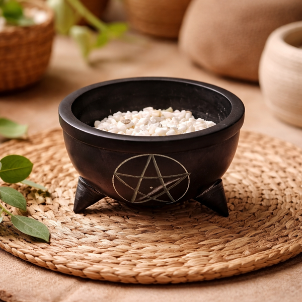 Wierookbakje Zwart Zeepsteen Pentagram Symbool Met Witte Steentjes Op Pootjes