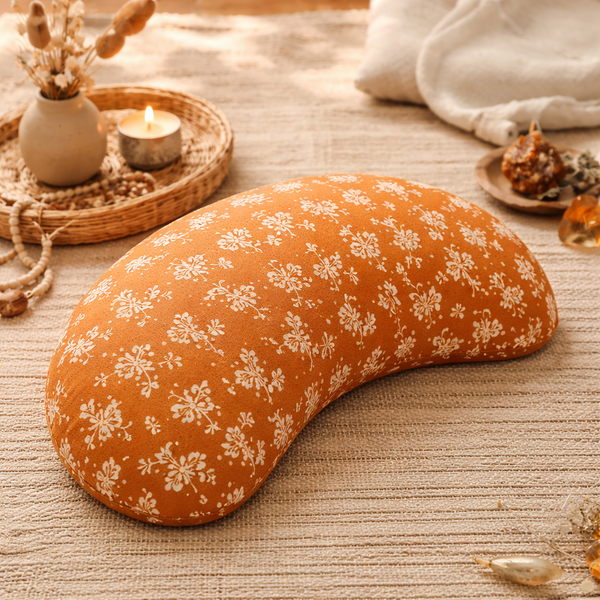 YogaStyles oranje maanvormig meditatiekussen met boekweitvulling