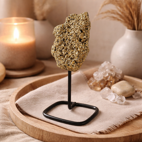 Pyriet halfedelsteen op standaard decoratief object