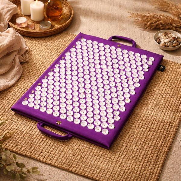 Paarse spijkermat voor ontspanning en verlichting hoofdpijn vermoeidheid stijfheid