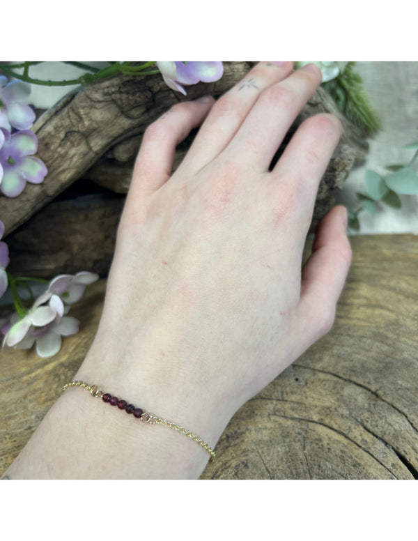 Goudkleurig armbandje met Granaat steentjes verstelbaar ontwerp
