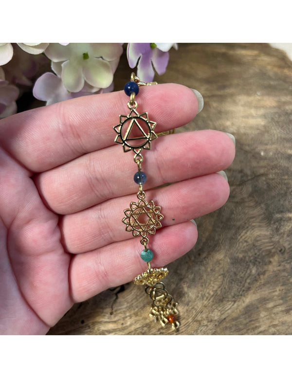 Goudkleurige chakra hanger met edelsteen accenten