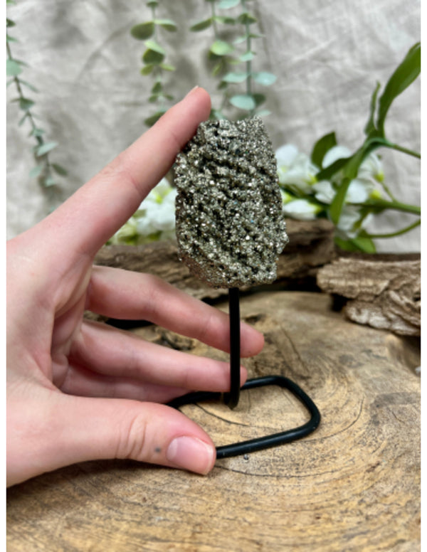 Pyriet halfedelsteen op standaard decoratief object
