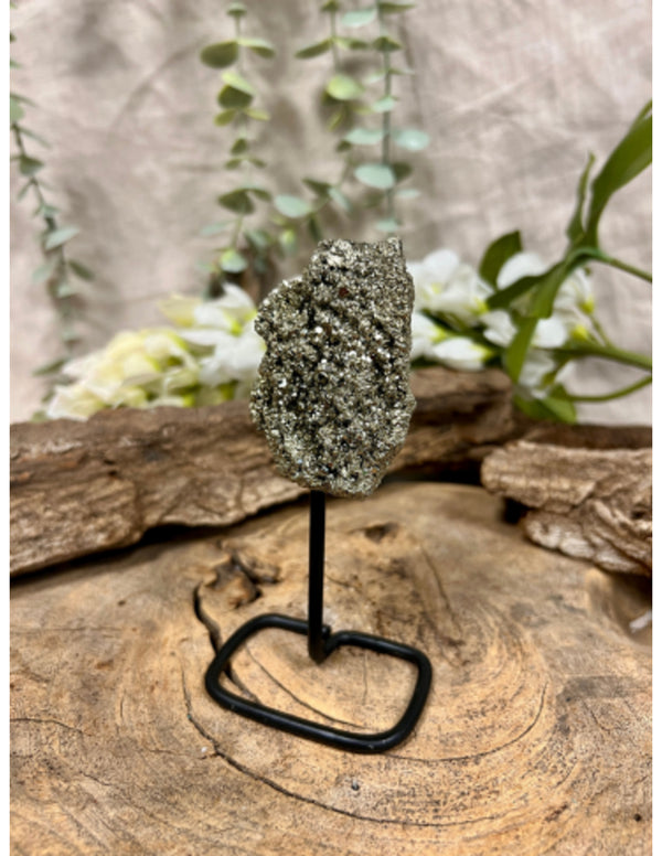 Pyriet halfedelsteen op standaard decoratief object