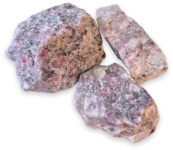 Rubeliet in matrix Madagaskar 250 gr. ruwe brokjes