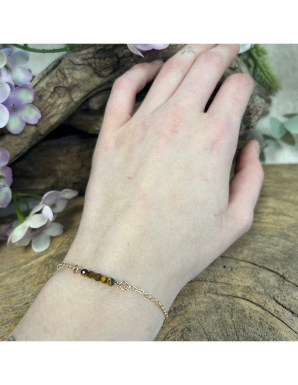 Goudkleurige armband met tijgeroog steentjes verstelbaar design