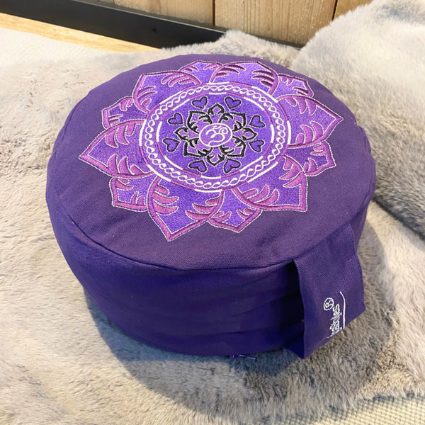 YogaStyles meditatiekussen paars lotus ohm borduursel India productie