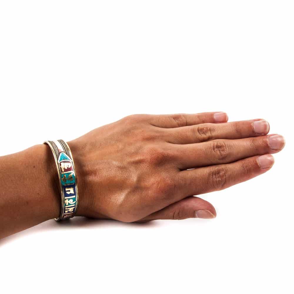 hand met armband om mani padme hum