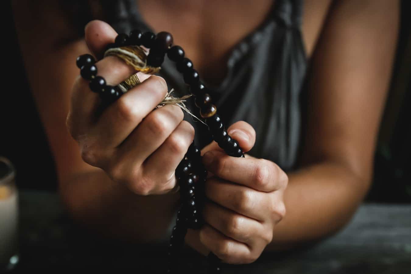 persoon houdt mala ketting vast in beide handen