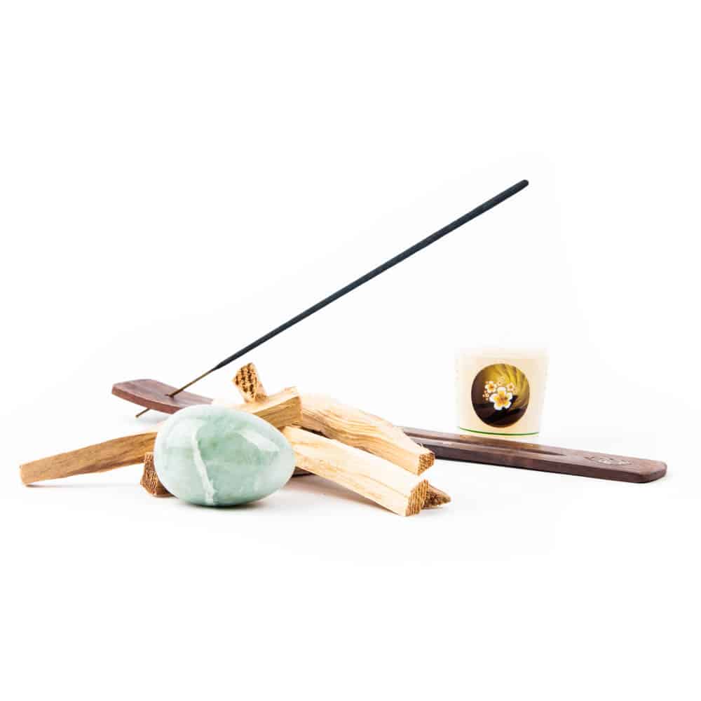 yoni ei met palo santo hout en wierook