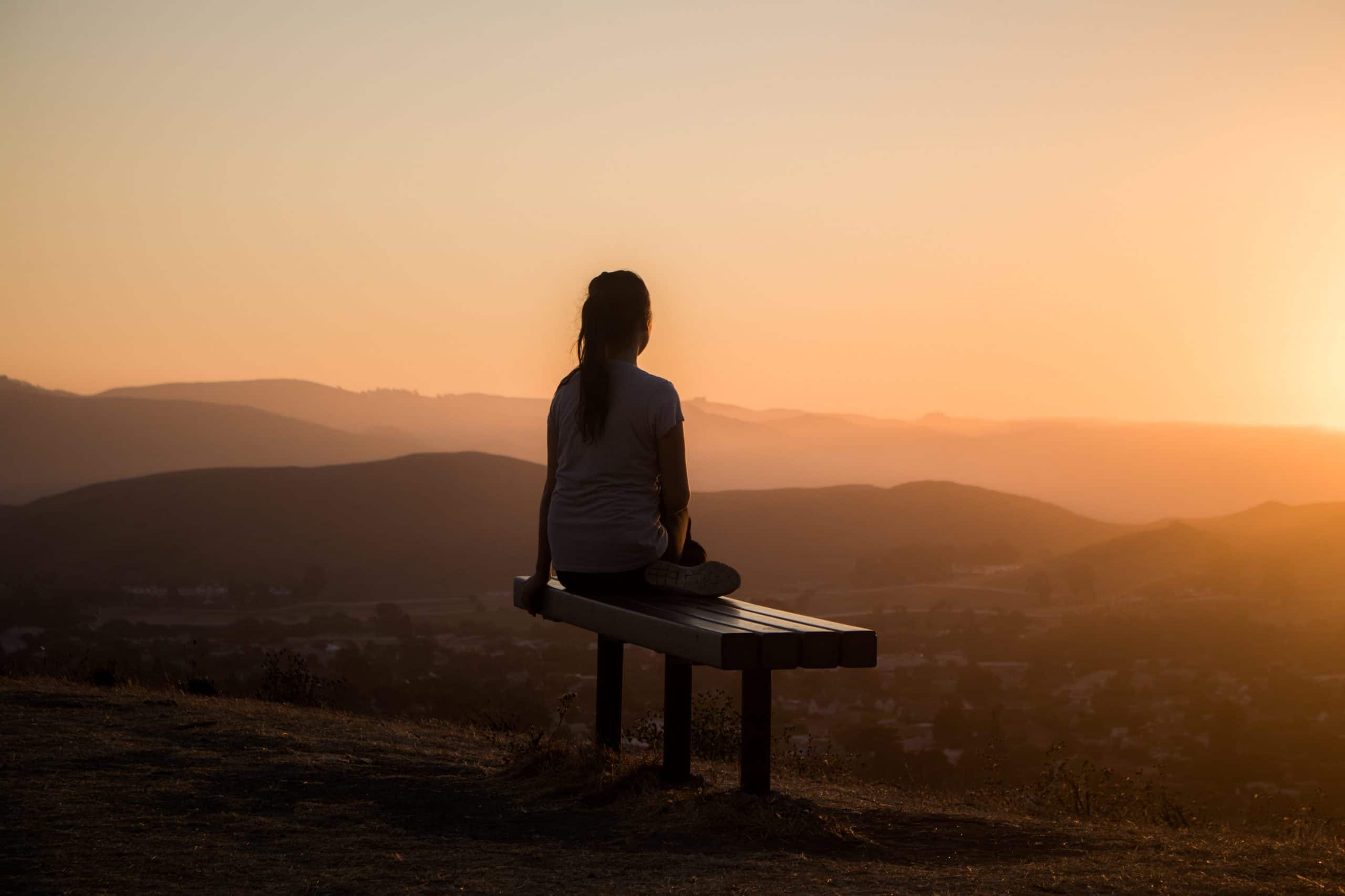 mediterende vrouw bij zonsondergang