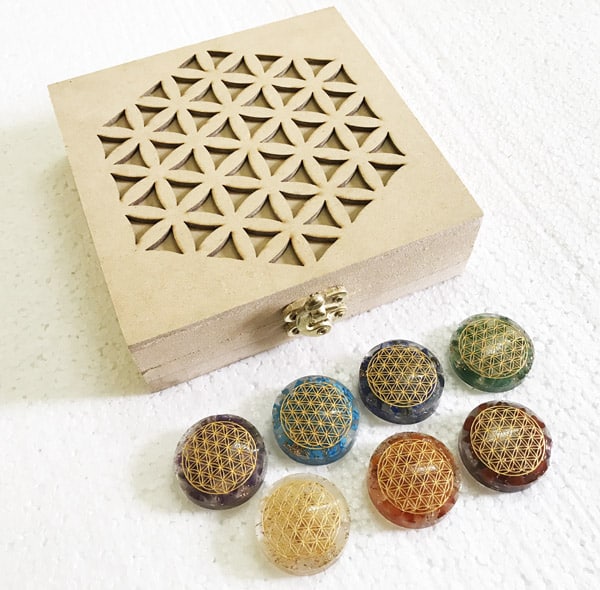 Doos Flower of Life met 7 Orgone gegraveerde Chakra-stenen