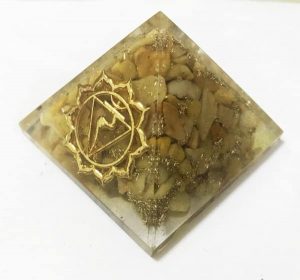 Orgonite Piramide Gele Jaspis - Keelchakra - (40 mm)