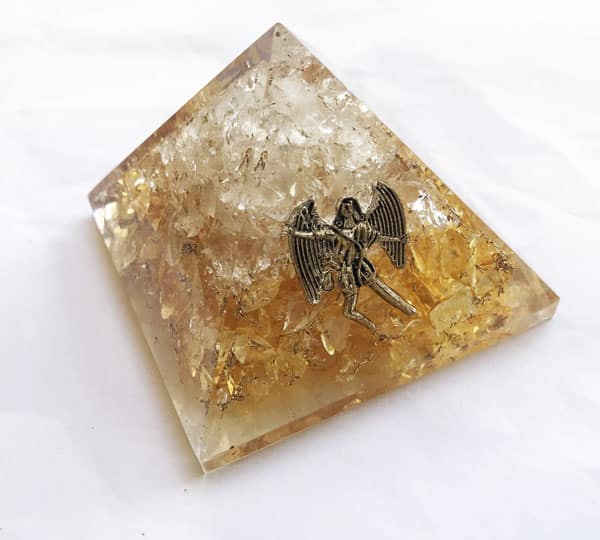 Orgonite Piramide Citrien - Aartsengel Uriel - (70 mm)