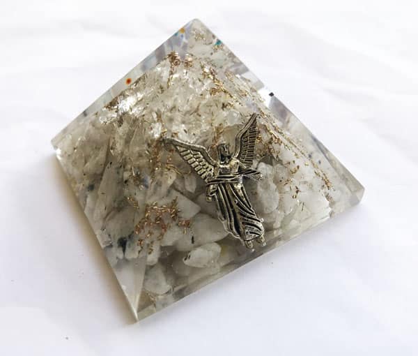 Orgonite Piramide Maansteen - Aartsengel Gabriël - (40 mm)