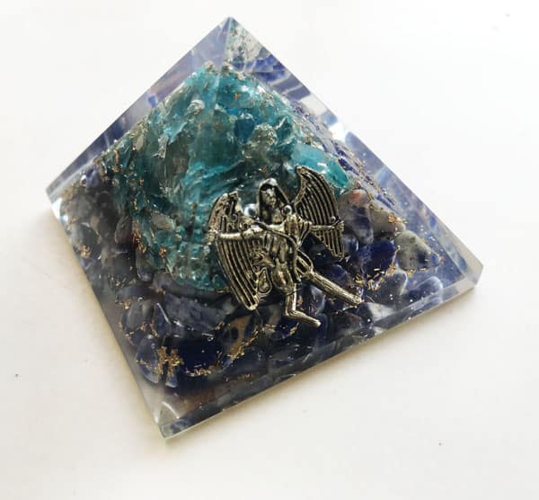 Orgonite Piramide Aquamarijn/ Sodaliet - Aartsengel Michaël - (70 mm)
