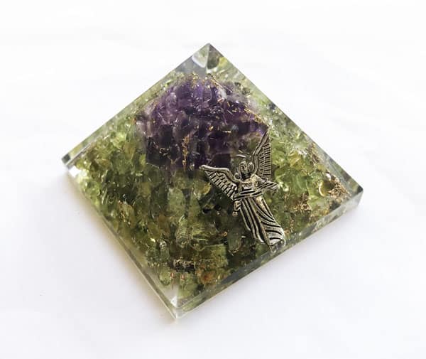 Orgonite Piramide Amethist/ Peridoot - Aartsengel Raphaël - (40 mm)