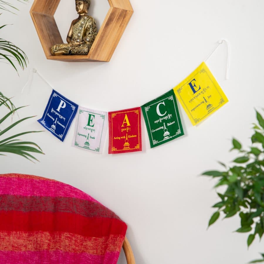 tibetaanse gebedsvlaggetjes peace affirmatie