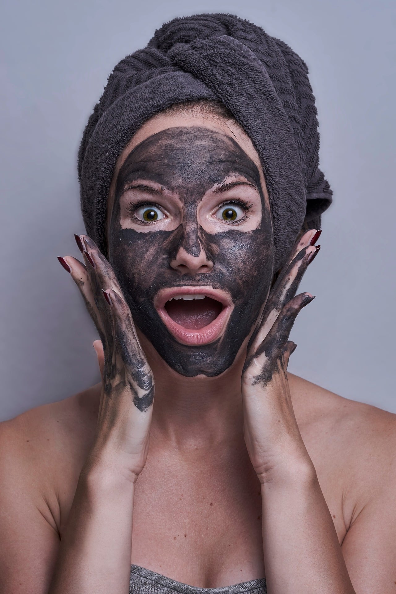 gezichtsmasker zwart vrouw handdoek op hoofd