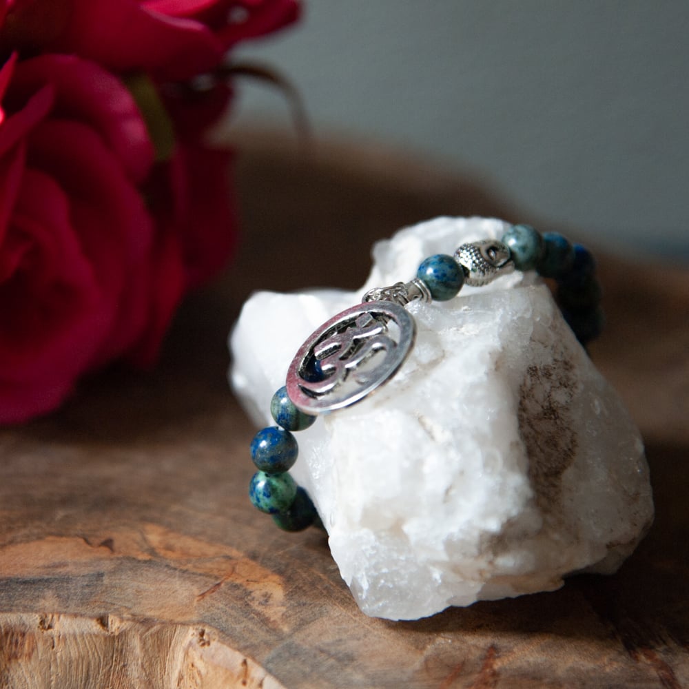 armband blauw groen edelstenen kralen ohm teken om ruwe bergkristal