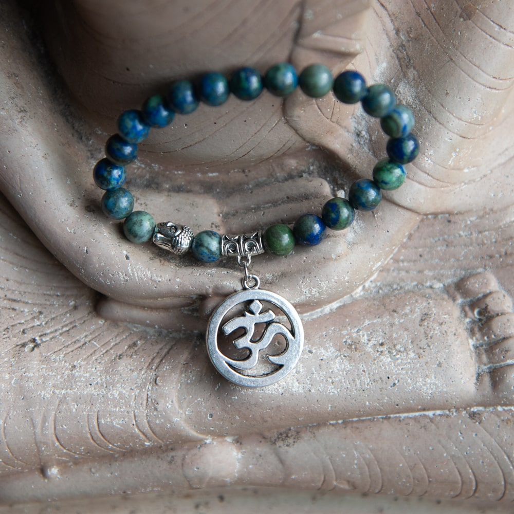 edelstenen kralen armband ohm teken in handen boeddha