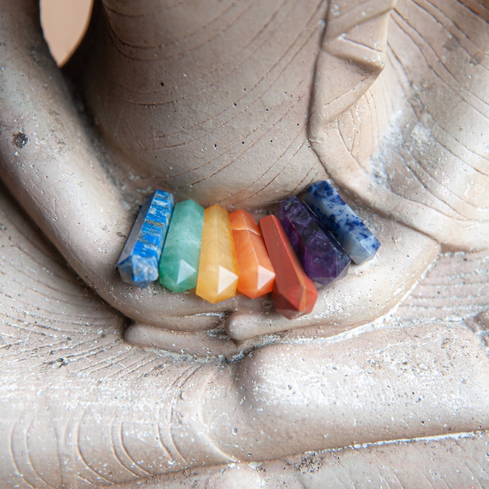 chakra edelstenen met boeddhabeeld
