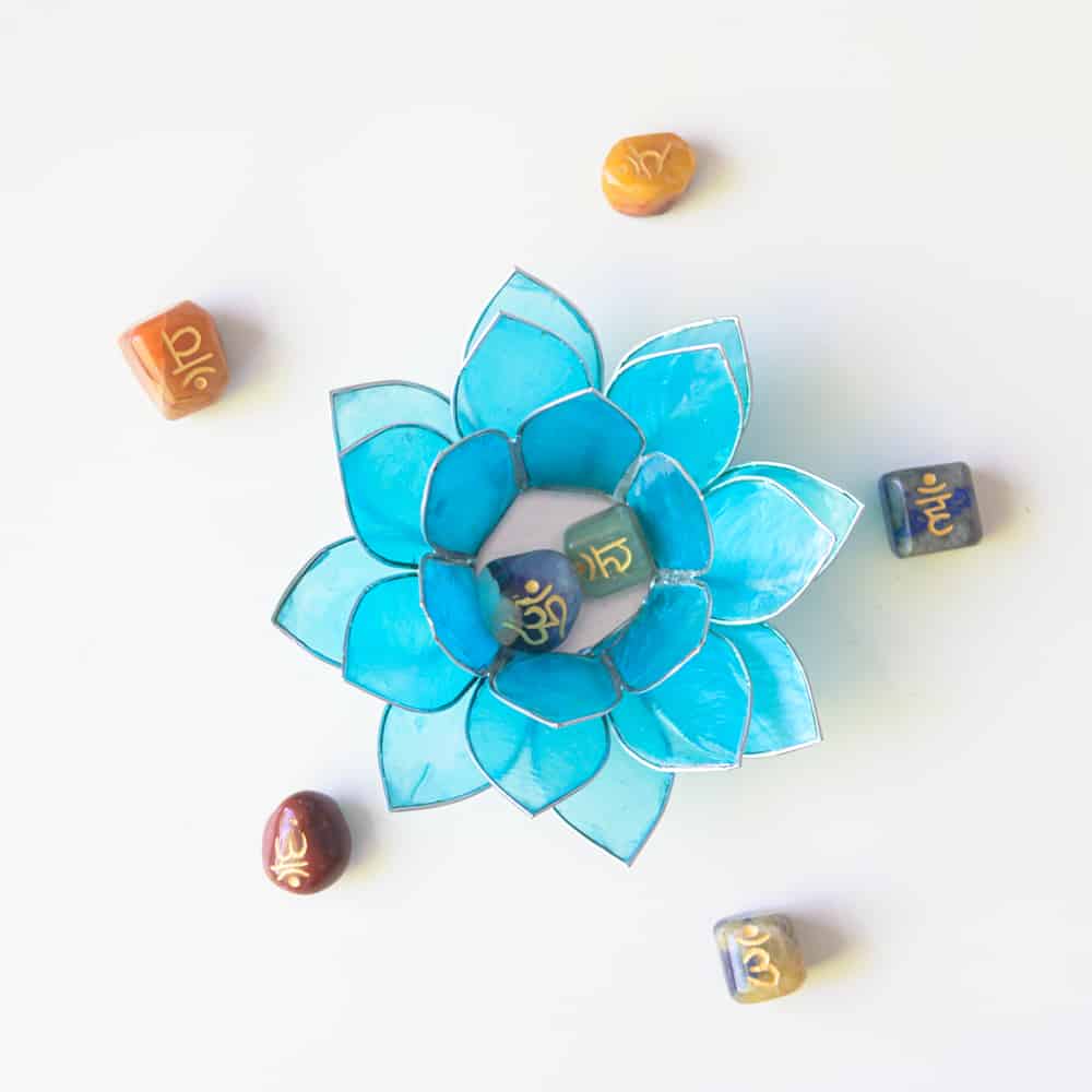 chakra trommelstenen met lotus sfeerlicht