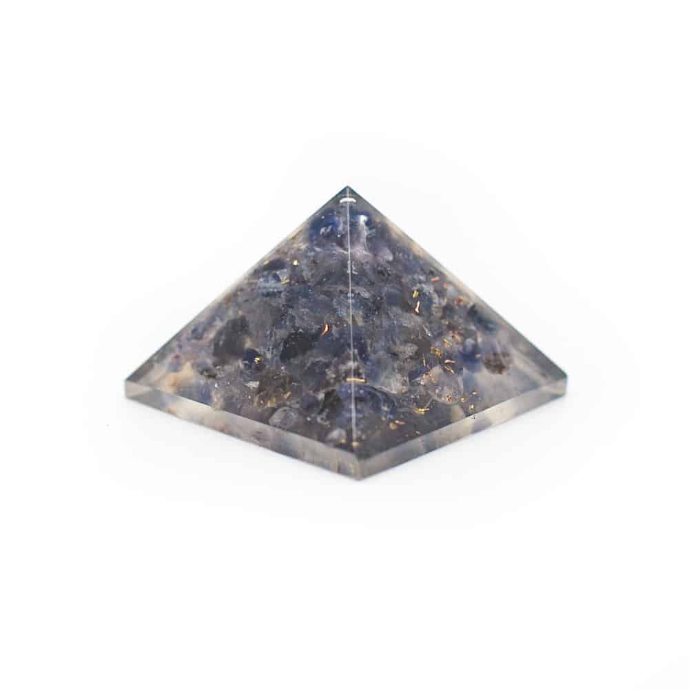 donkerblauwe of indigo steentjes in doorzichtige piramide