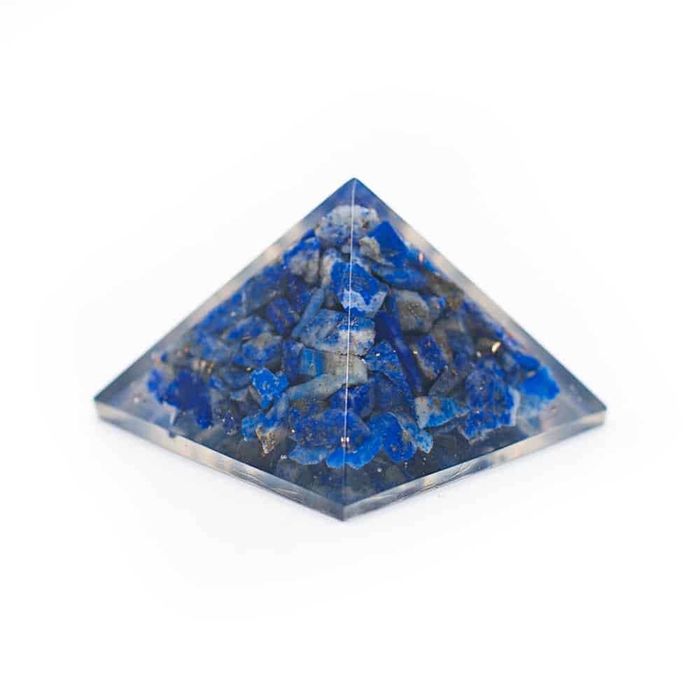 lichtblauwe steentjes in piramide doorzichtig