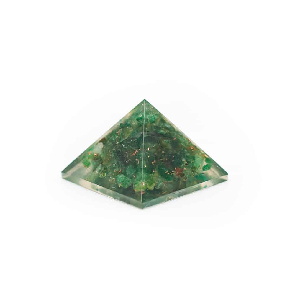 doorzichtige piramide met groene kleine steentjes