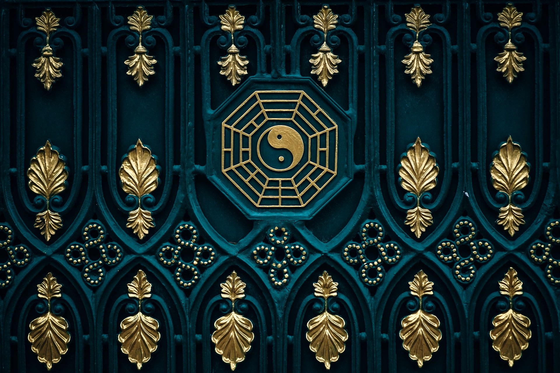 yin yang teken op versierde blauw met goud achtergrond