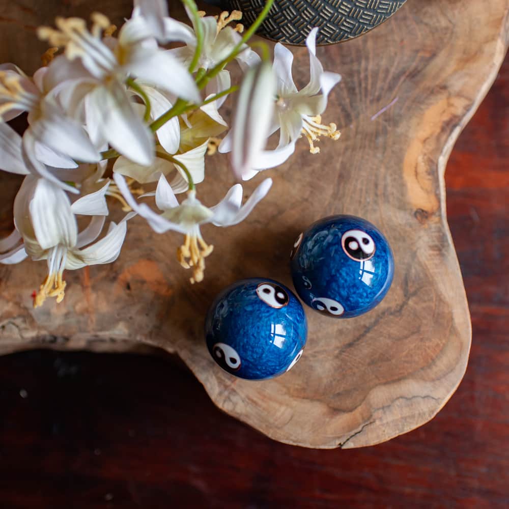 blauwe meridiaankogels met yin yang teken