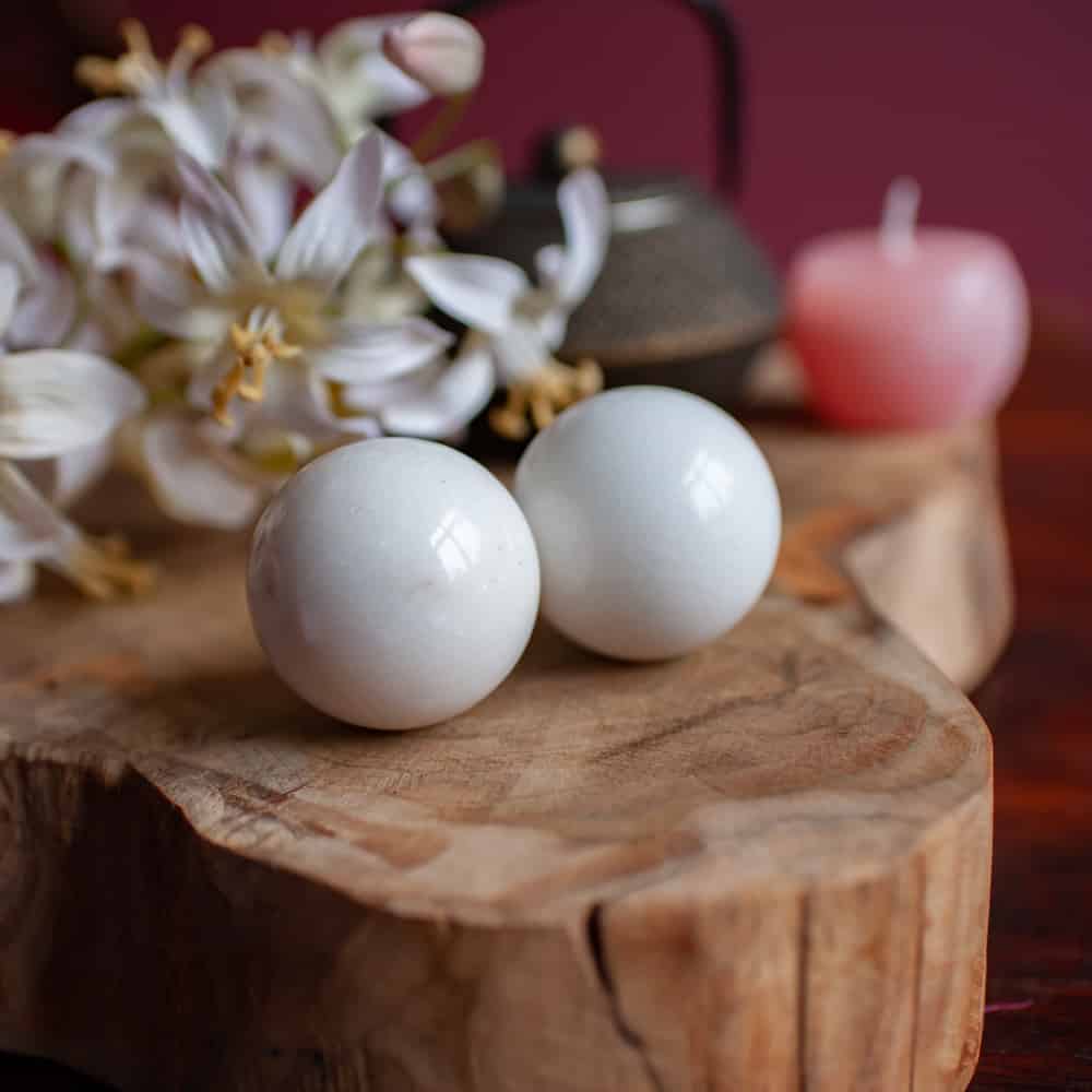 twee witte meridiaankogels 