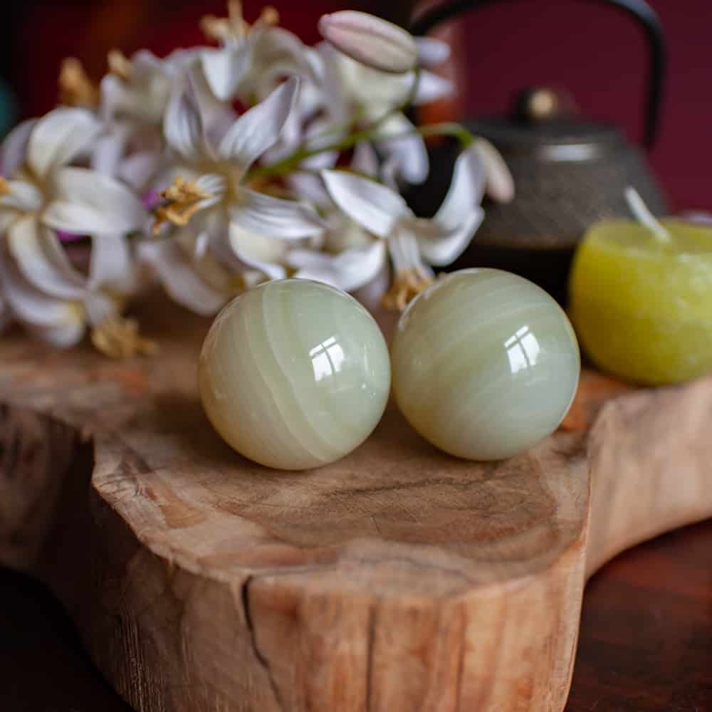witte beige ballen van edelsteen