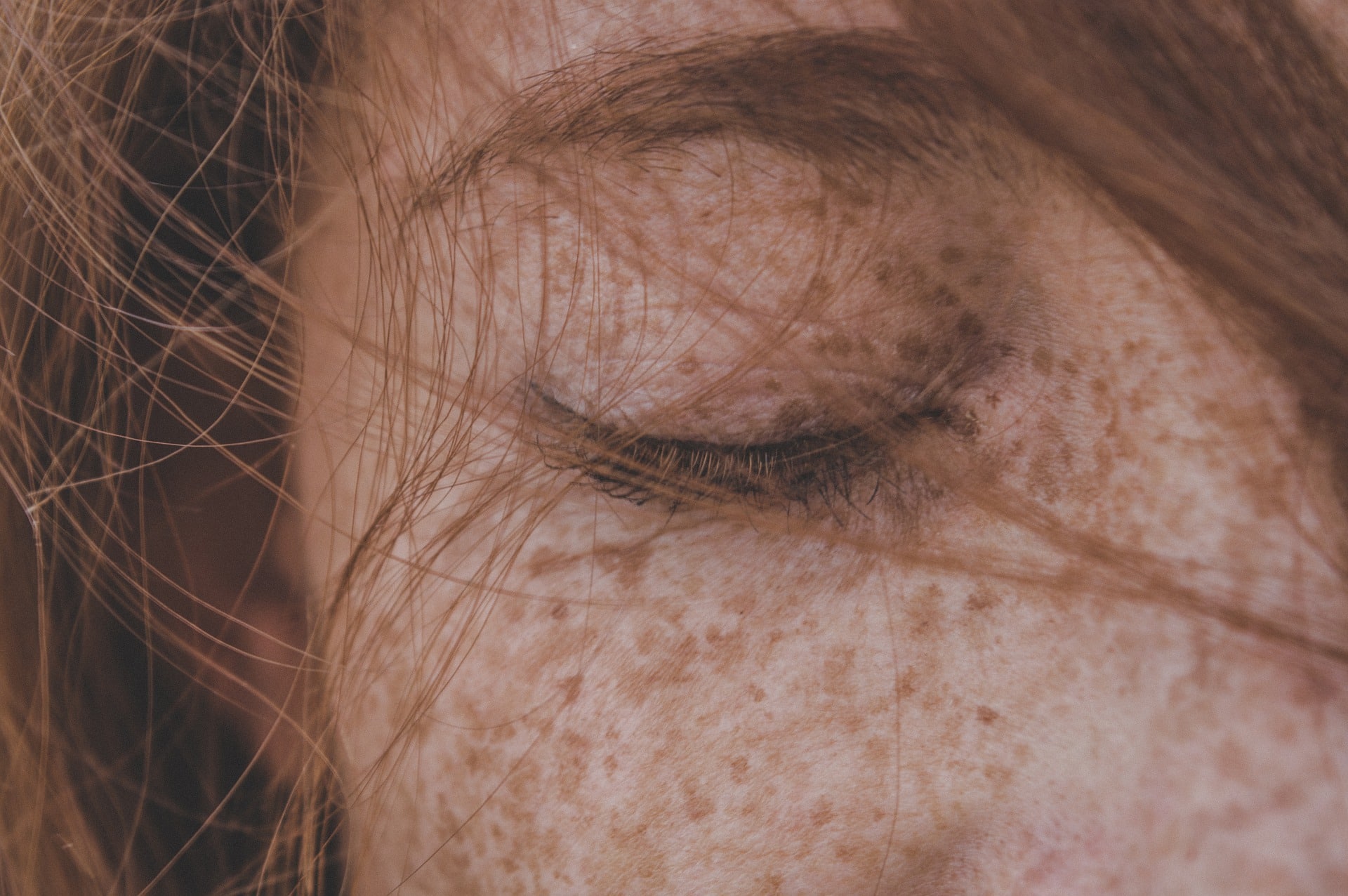 close up van vrouw rood haar gesloten oog