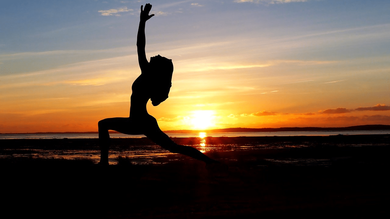 yoga pose bij zonsondergang