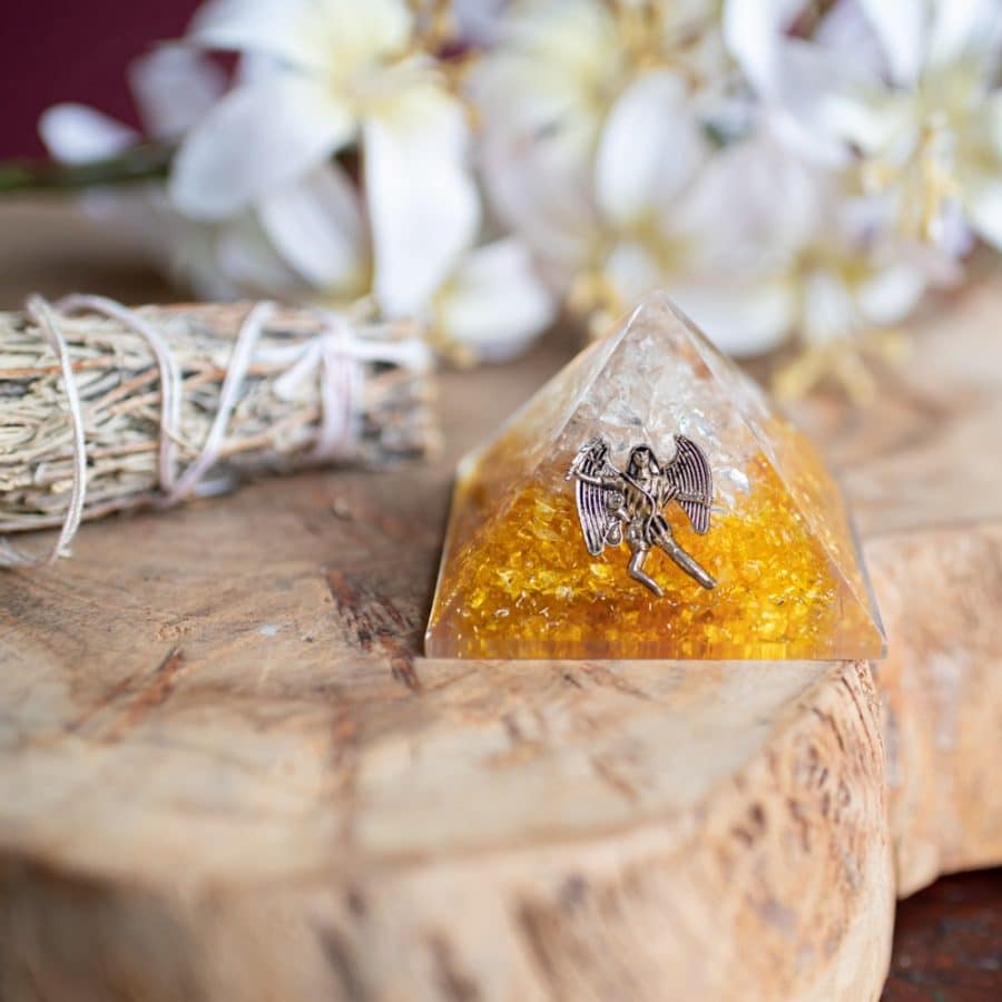 orgonite piramide citrien met engel