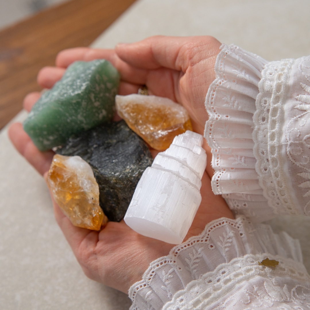 ruwe edelstenen in hand