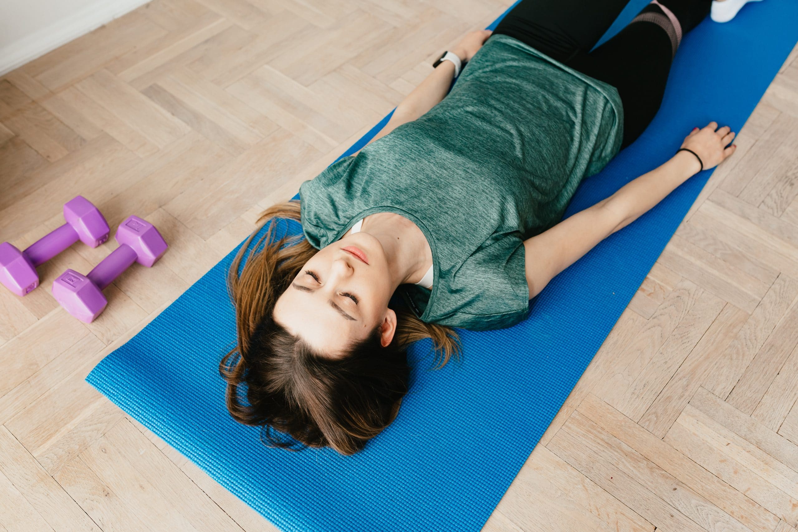 Vrouw liggend op yogamat