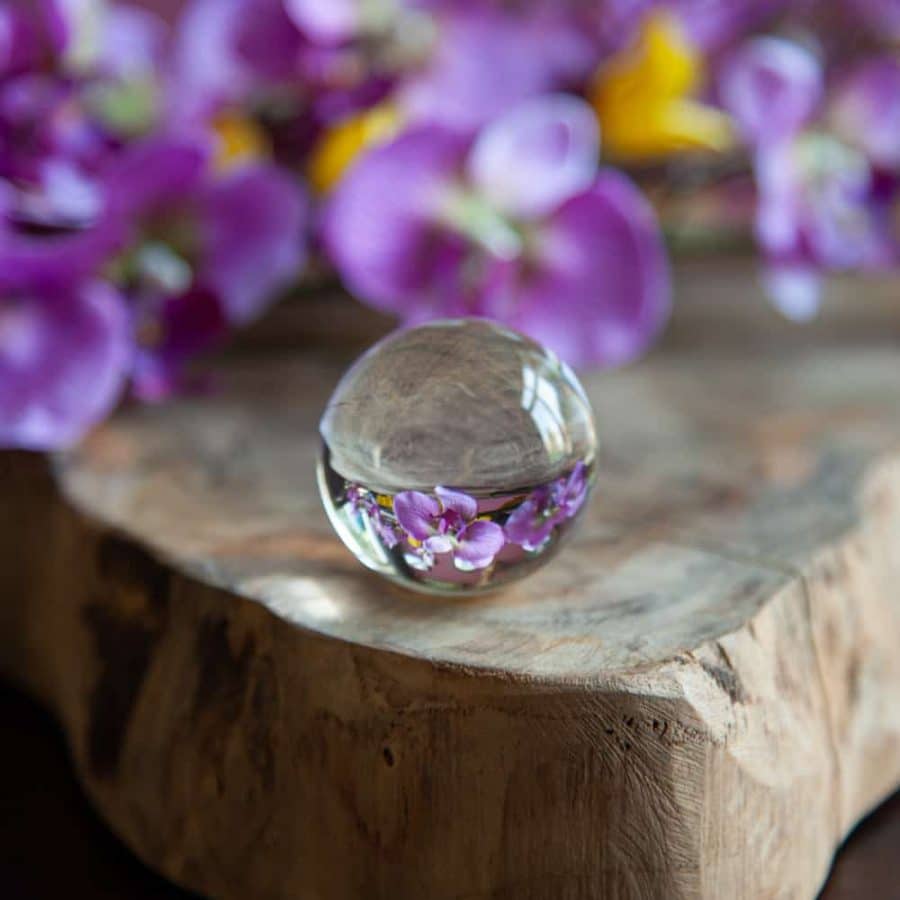 glazen bol met bloemen