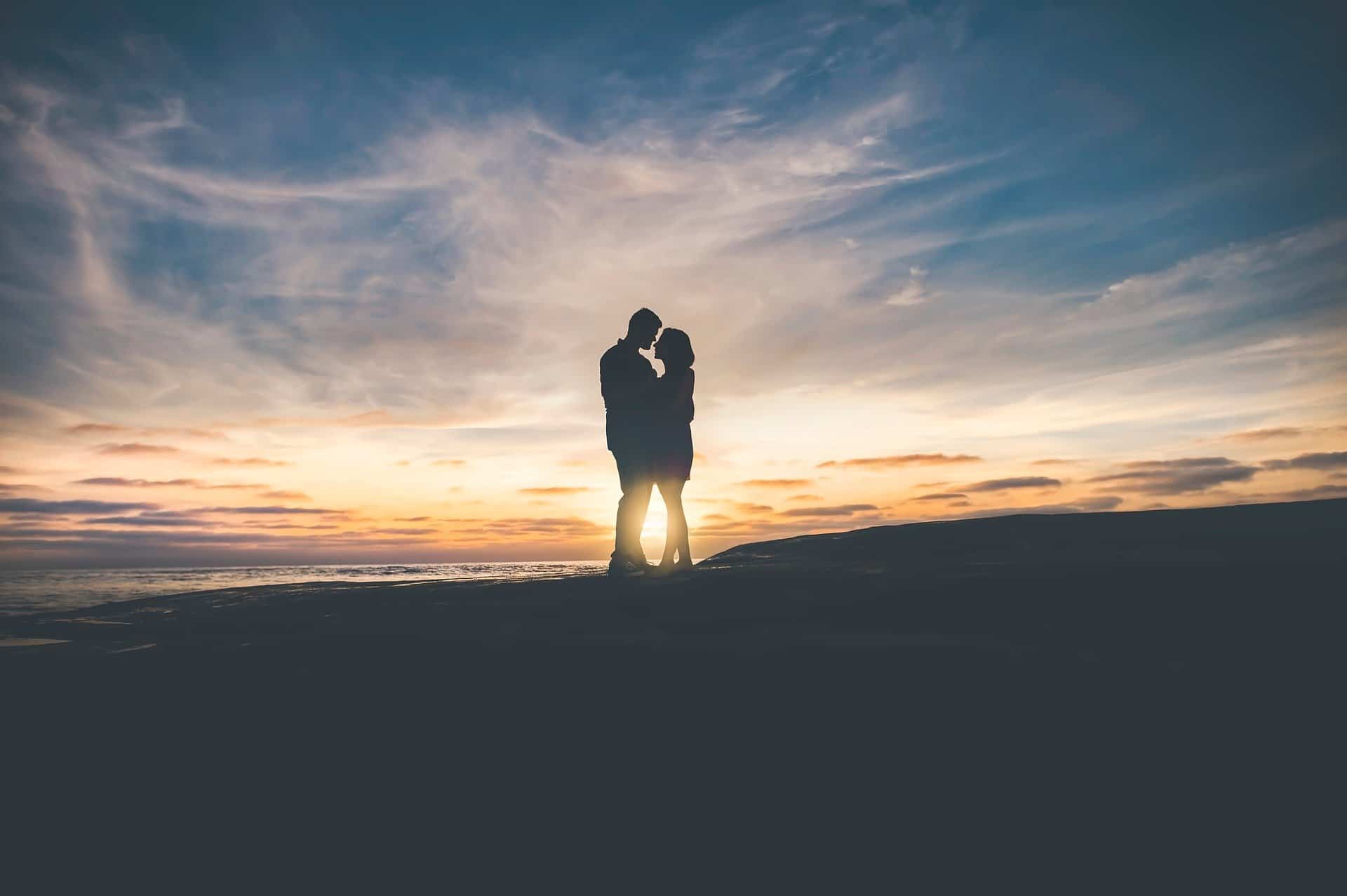 koppel stel man vrouw verliefd zonsondergang berg