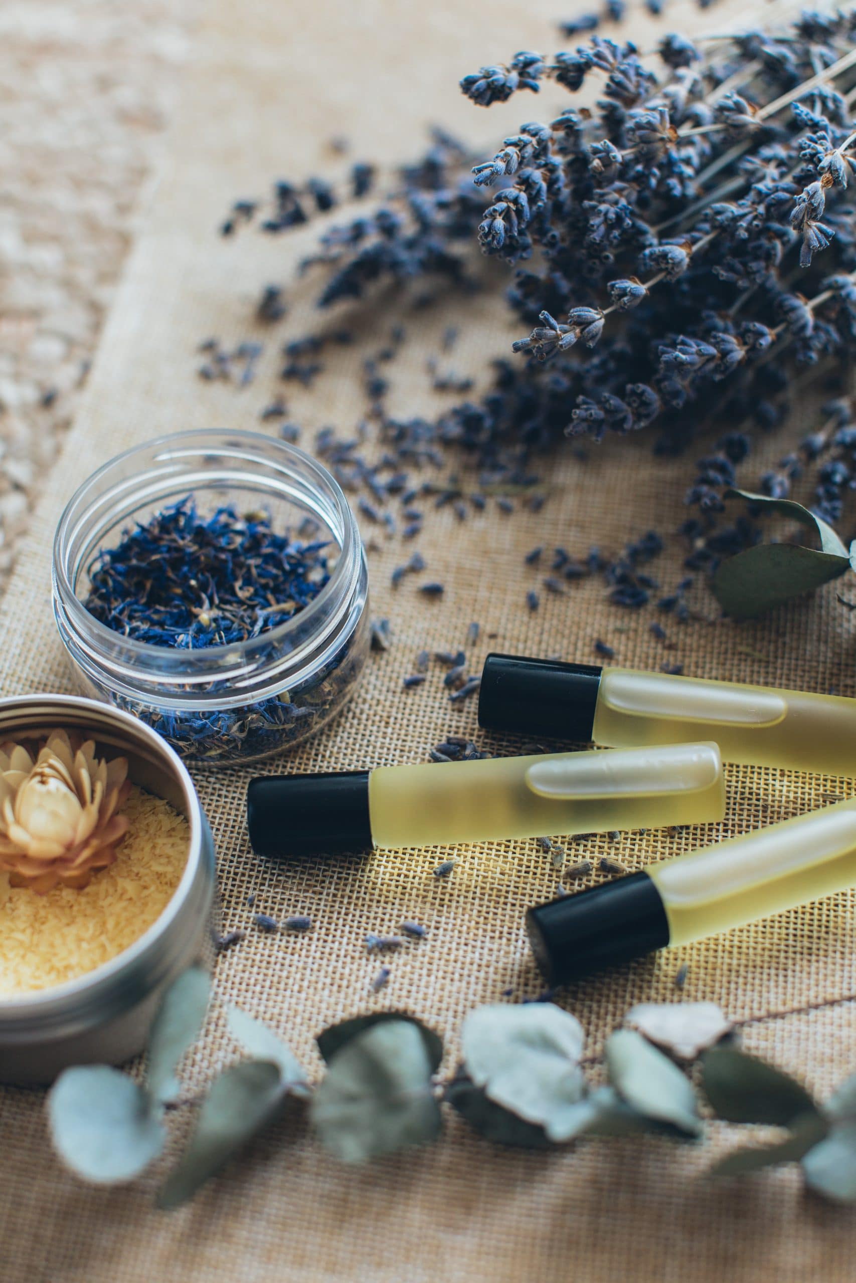 olie in flesjes met lavendel kruiden en eucalyptus