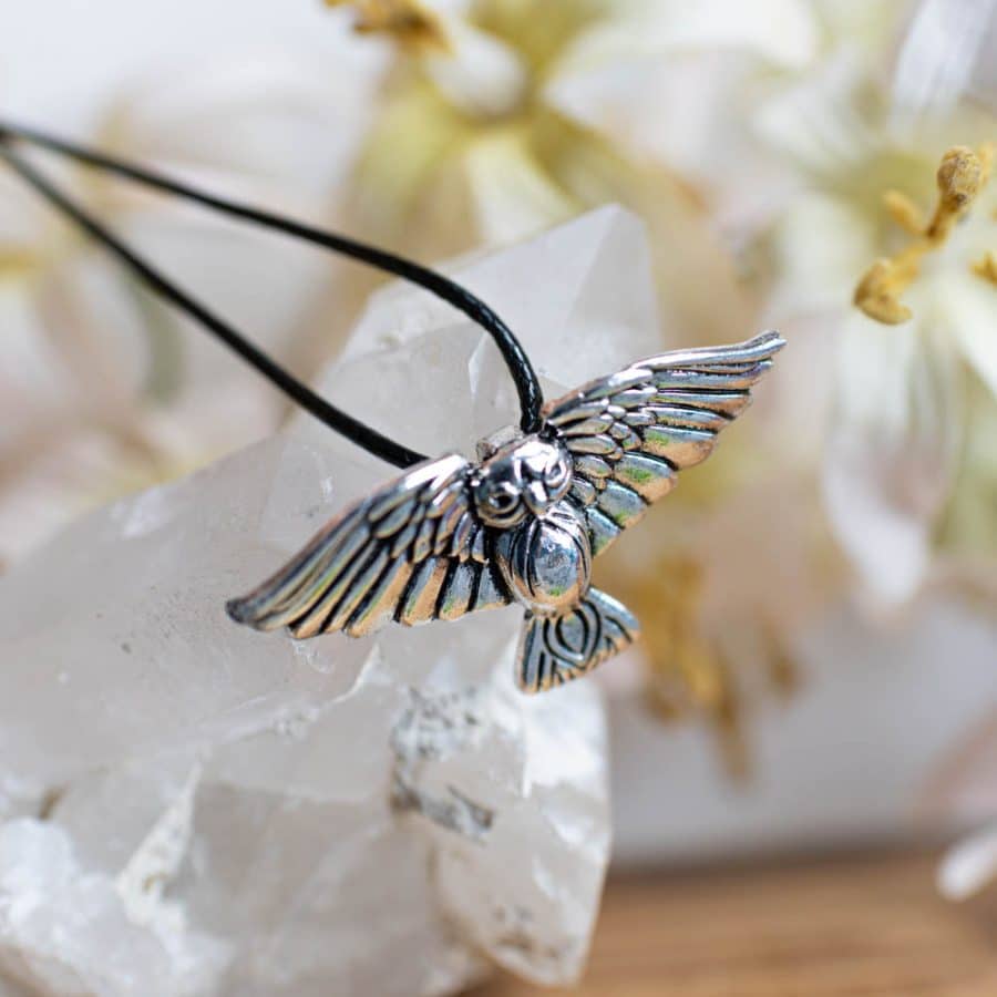 viking hanger uil met gespreide vleugels