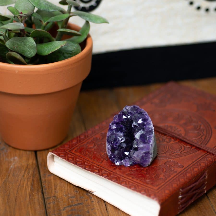 ruwe donkere amethist edelsteen geode
