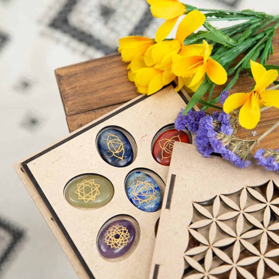 chakra edelstenen zakstenen set in flower of life opbergdoos
