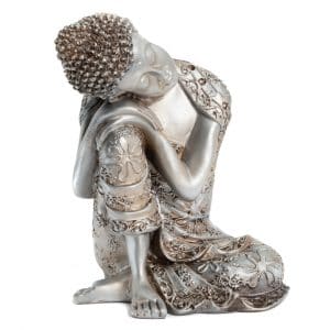 Thaise Boeddha Beeld Slapend op Knie Polyresin Zilverkleurig (22 cm)