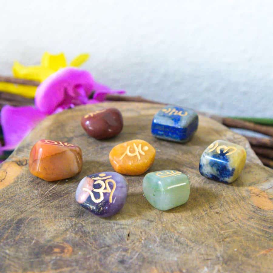 chakra edelsteen trommelstenen met sanskriet letters